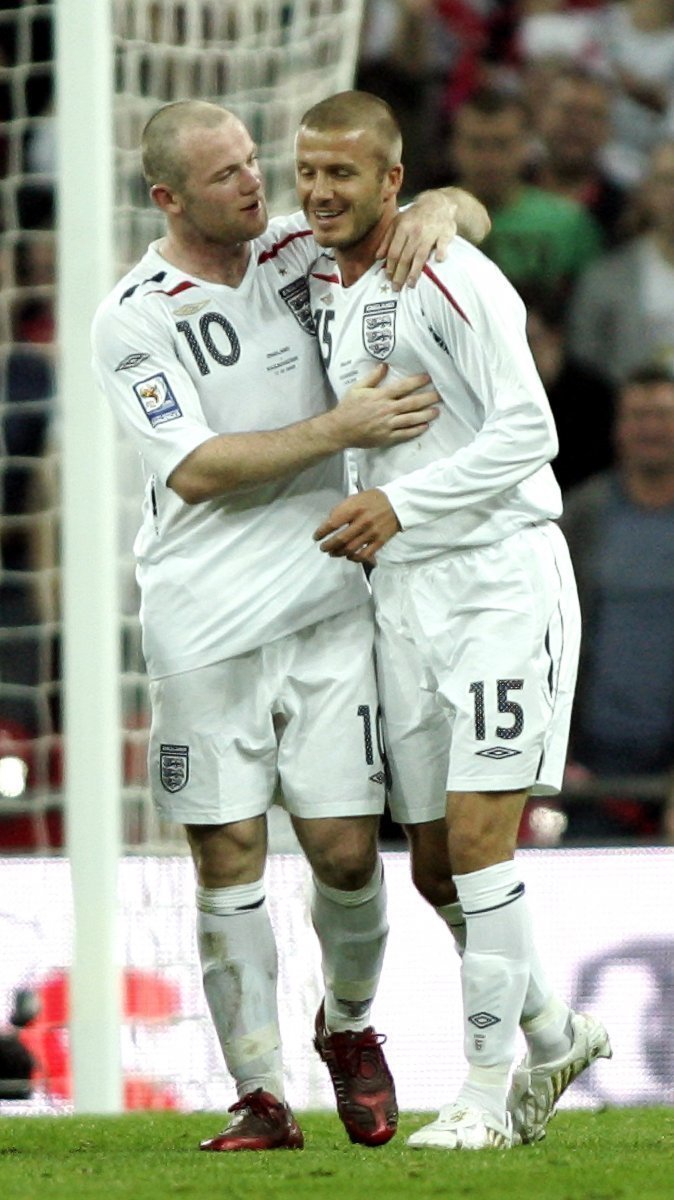 Angličané Wayne Rooney a David Beckham (vpravo) oslavují vstřelený gól.