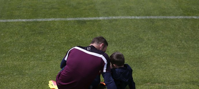 Wayne Rooney si povídá se svým synem Kaiem