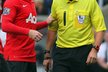 Útočník Manchesteru United Wayne Rooney s Van Persiem neslavil, s rozhodčím se ale smál