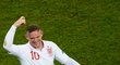 Wayne Rooney při oslavě gólu proti Ukrajině, kdy si sprejoval vlasy "produktem" Andy Carrolla