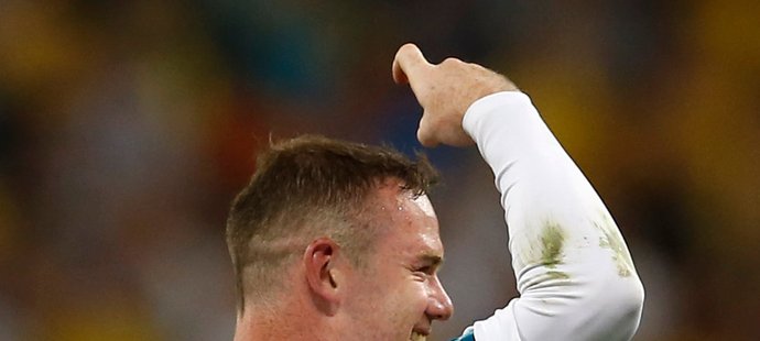 Wayne Rooney při oslavě gólu proti Ukrajině, kdy si sprejoval vlasy "produktem" Andy Carrolla