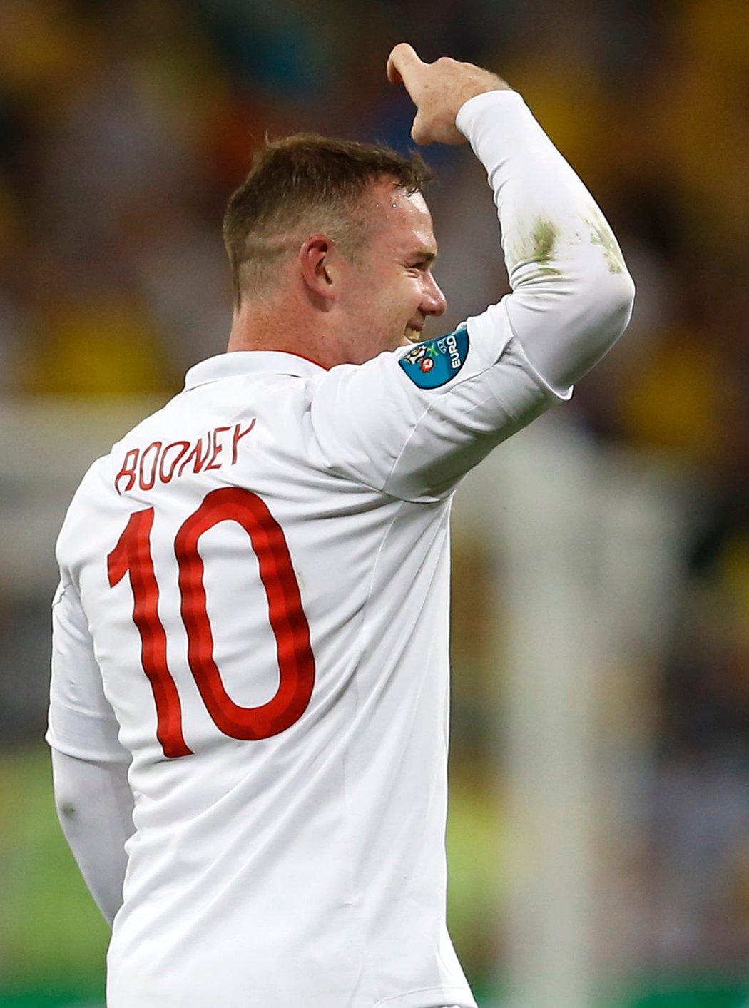 Wayne Rooney při oslavě gólu proti Ukrajině, kdy si sprejoval vlasy &#34;produktem&#34; Andy Carrolla