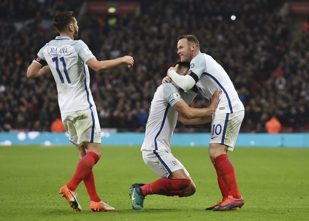 Angličtí fotbalisté slaví branku v derby proti Skotsku