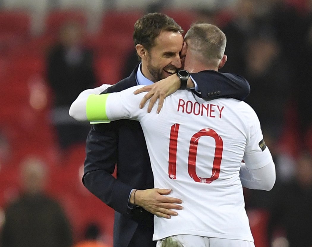 Wayne Rooney v objetí s koučem Garethem Southgatem