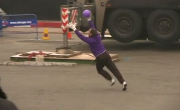 David Seaman se raduje po svém rekordním "odchytu" David Seaman se raduje po svém rekordním "odchytu"