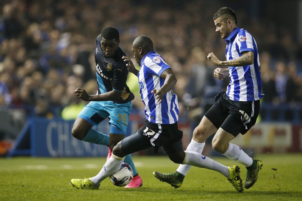 Joel Campbell (vlevo) v souboji s Jeremy Helanem a Danielem Pudilem.