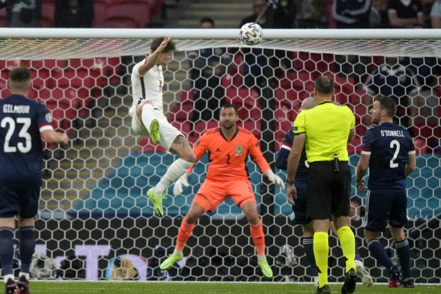 John Stones a jeho hlavička, která po rohu skončila na levé tyči branky