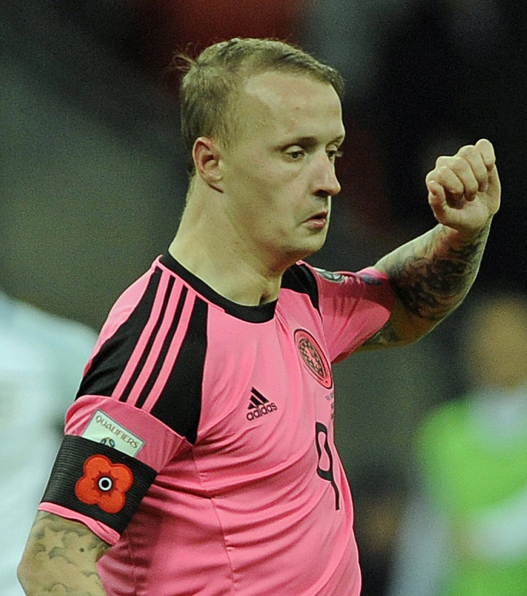 Skotský fotbalista Leigh Griffiths se symbolem vlčího máku na paži