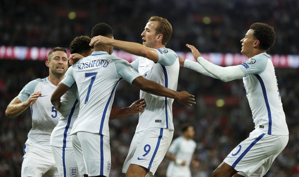 Angličané se radují z dalšího gólu do slovenské sítě