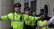 Anglického fotbalistu bránili policisté před objektivy fotografů