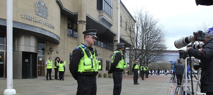 Okolí vchodu do budovy, kde sídlí soud, hlídkovali policisté