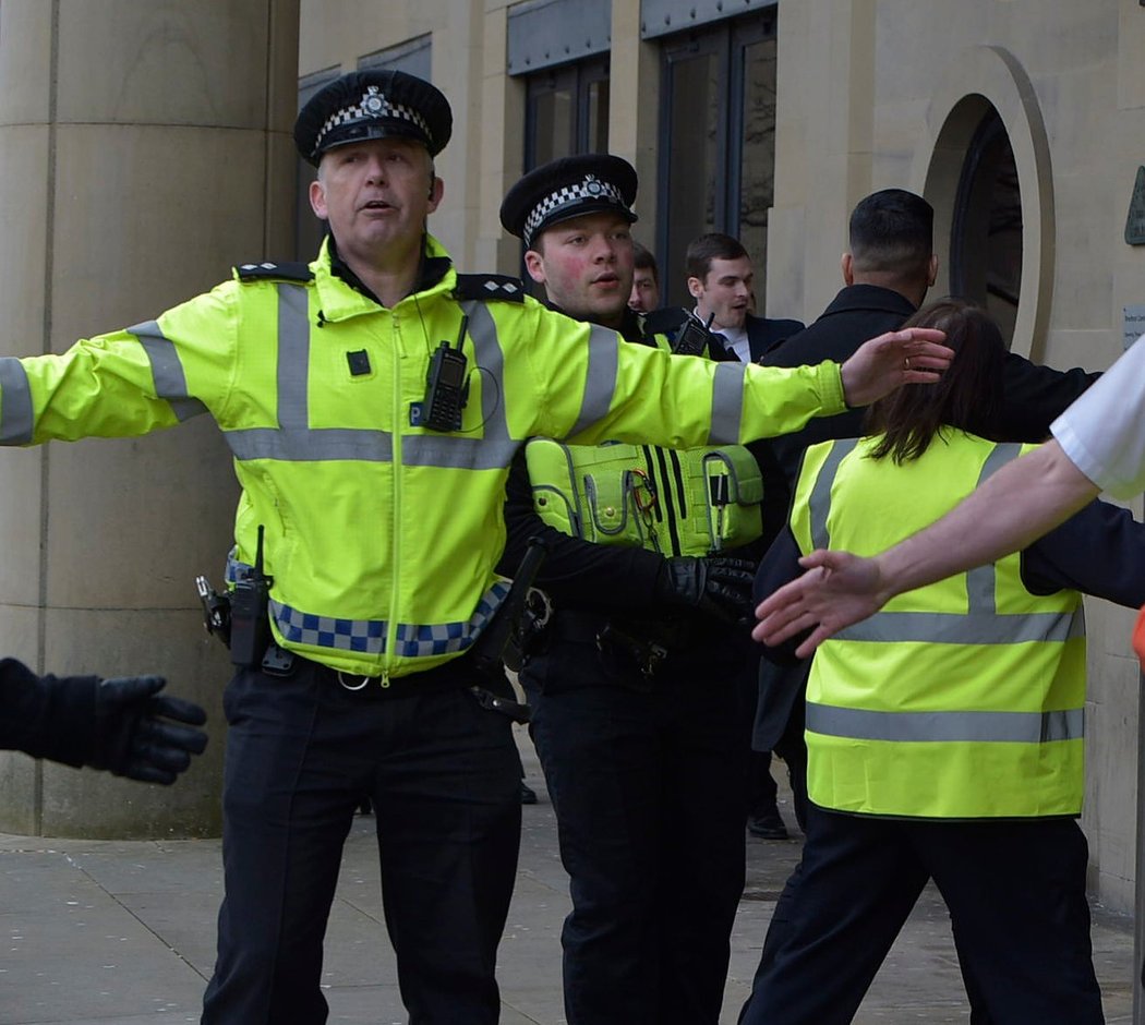 Anglického fotbalistu Adama Johnsona bránili u soudu policisté před objektivy fotografů