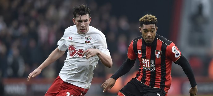 Vlevo Pierre - Emile Höjbjerg v souboji s Jordonem Ibem z Bournemouthu