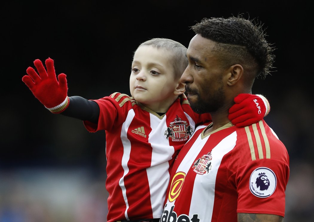 Jermain Defoe a jeho kamarád Bradley Lowery před zápasem s Evertonem