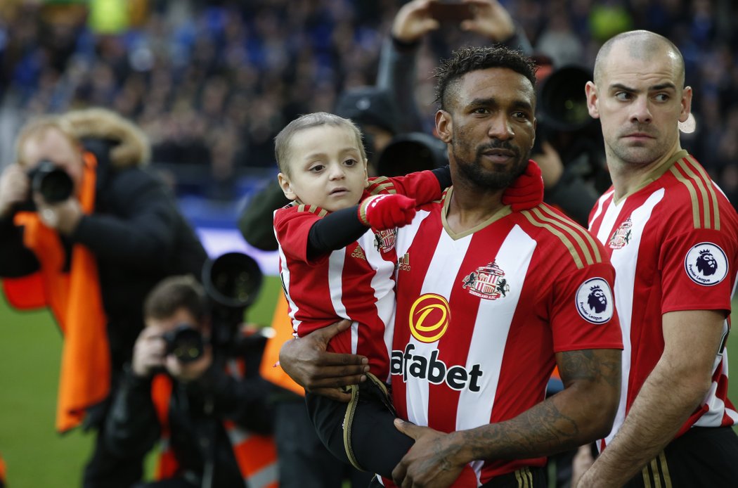 Jermain Defoe a jeho kamarád Bradley Lowery před zápasem s Evertonem