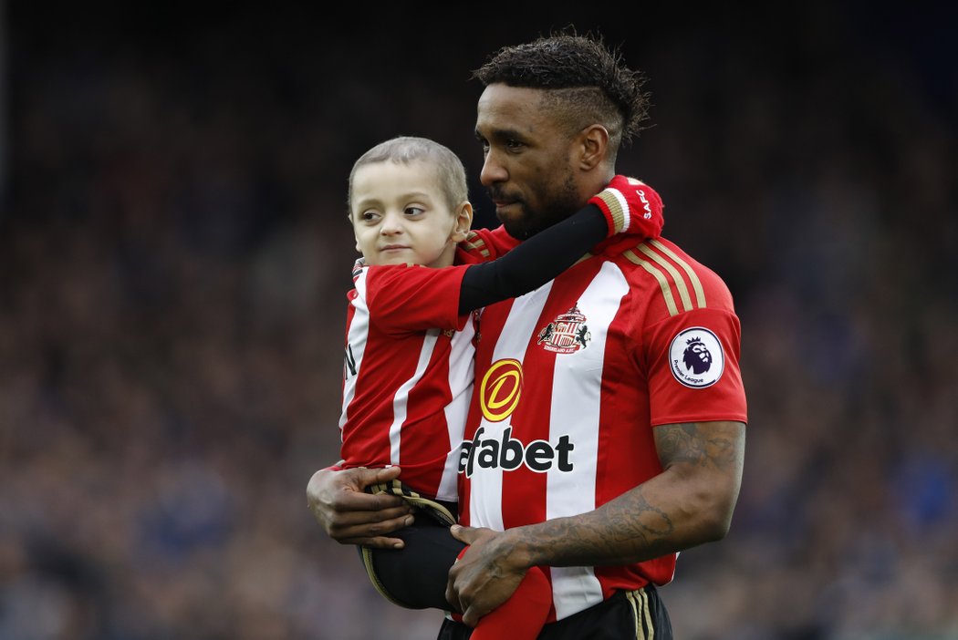 Jermain Defoe a jeho kamarád Bradley Lowery před zápasem s Evertonem