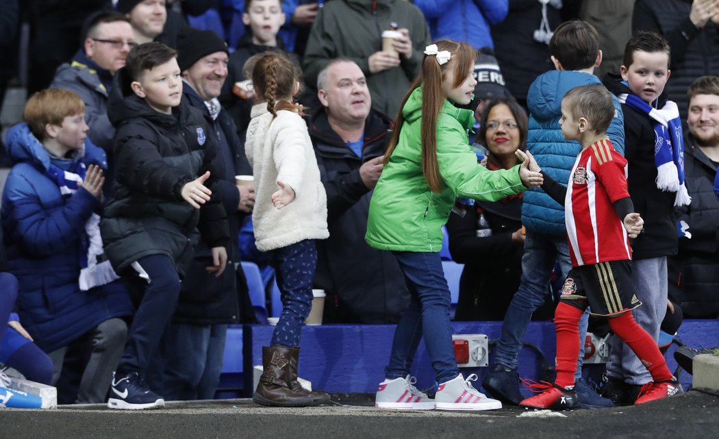 Malý fanoušek Sunderlandu Bradley Lowery si plácá s příznivci rivalů z Evertonu