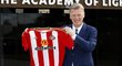 Trenér David Moyes pózuje s dresem Sunderlandu