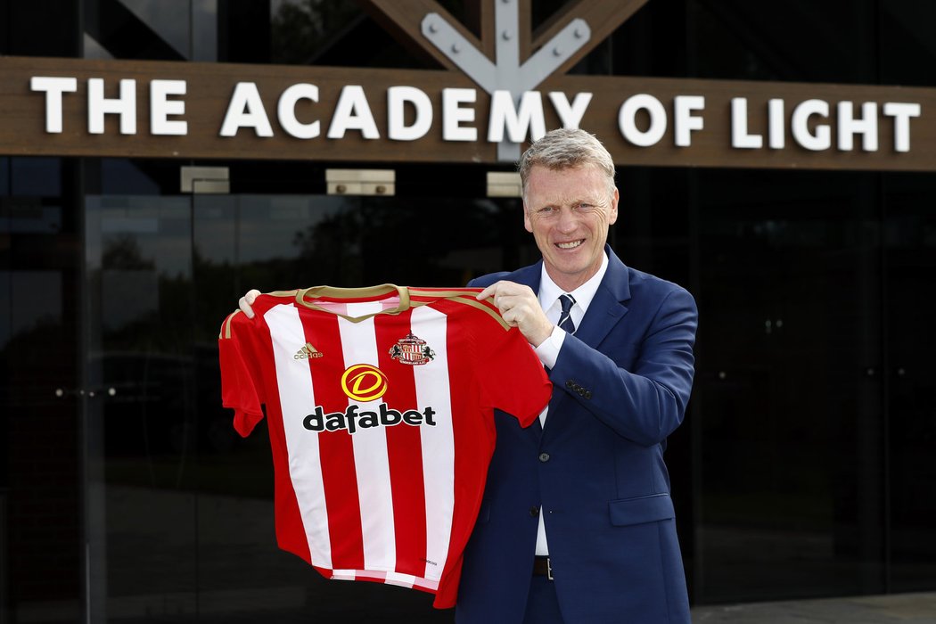 Trenér David Moyes pózuje s dresem Sunderlandu