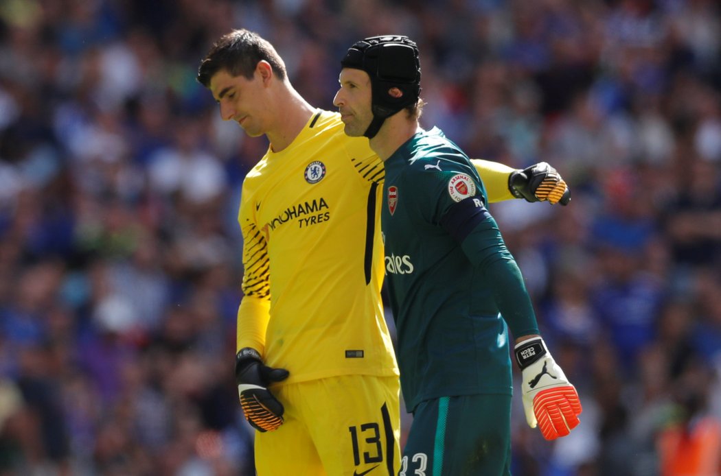 Brankář Petr Čech vyzrál nad svým někdejším rivalem z Chelsea Thibautem Courtoisem