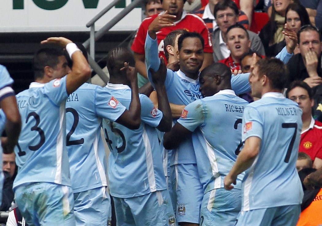Spoluhráči z Manchesteru City gratulují ke gólu Joleonu Lescottovi (třetí zprava)
