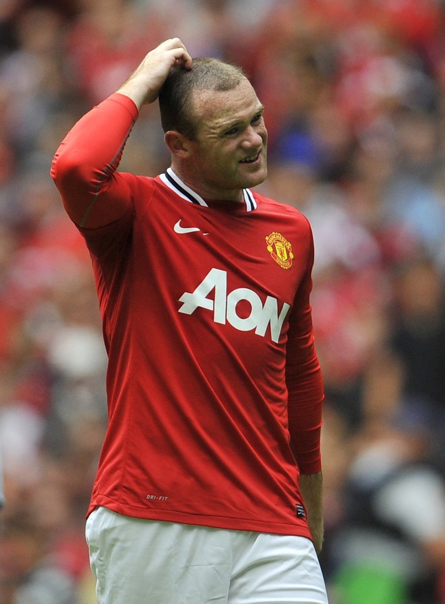 Wayne Rooney neměl v anglickém Superpoháru dlouho moc důvodů k radosti, United ale derby se City otočili