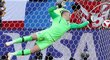 Anglický brankář Jordan Pickford se úspěšně natahuje po hlavičce Marcuse Berga