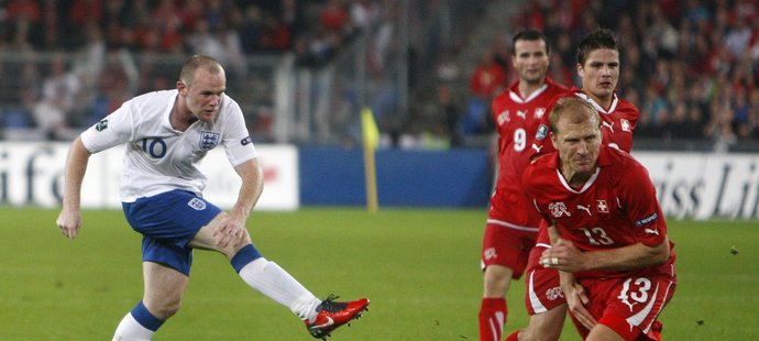 Wayne Rooney napálil míč od švýcara Stephana Grichtinga