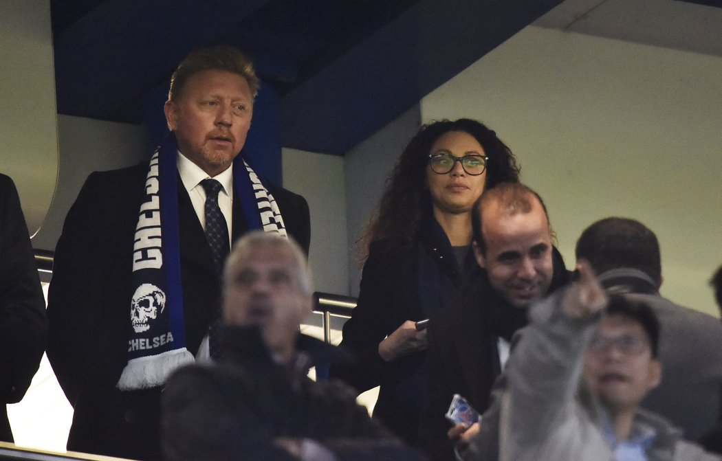 Bývalý vynikající německý tenista Boris Becker se na zápas Chelsea &#34;ozdobil&#34; šálou, která propaguje radikální fanoušky.