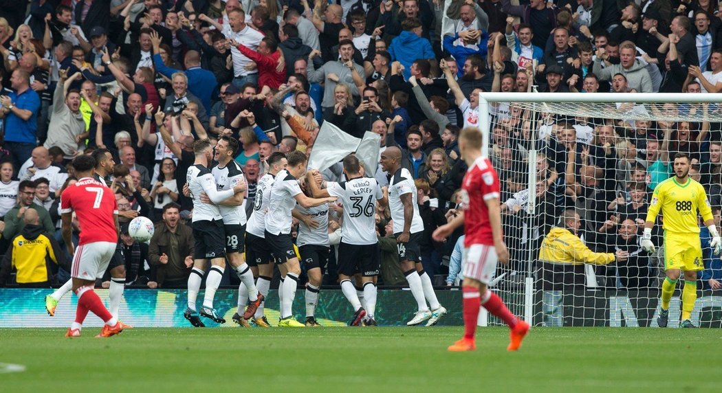 Fotbalisté anglického Derby County slaví branku Matěje Vydry