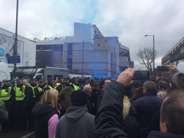 Nepokoje před stadionem White Hart Lane