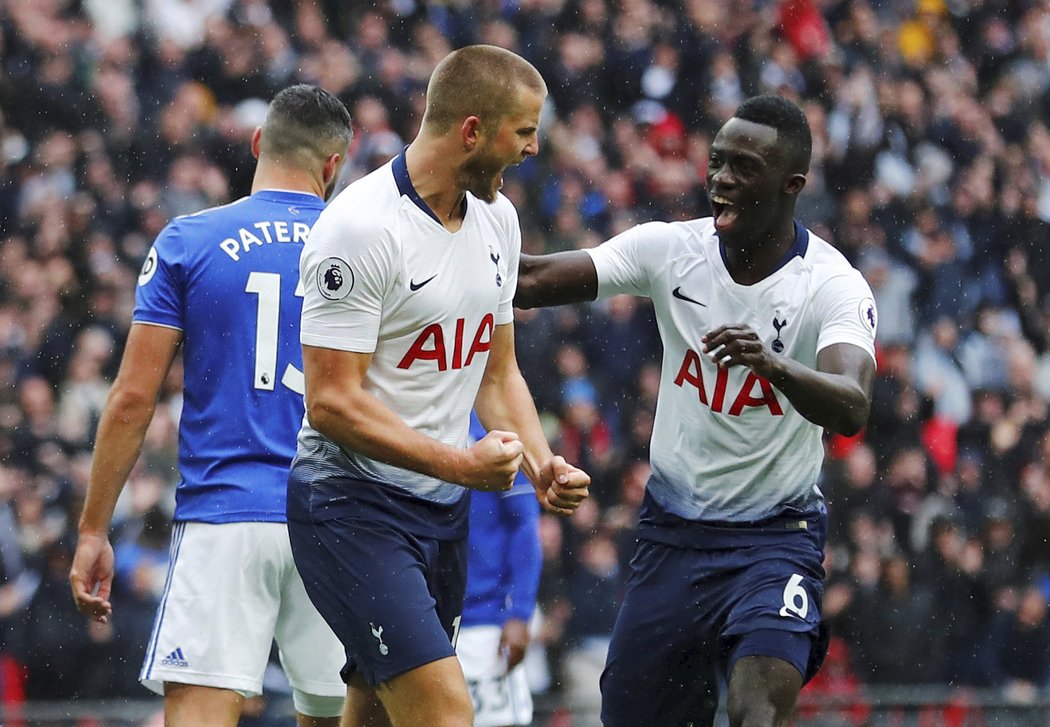 Eric Dier slaví gól Tottenhamu s Davinsonem Sanchezem