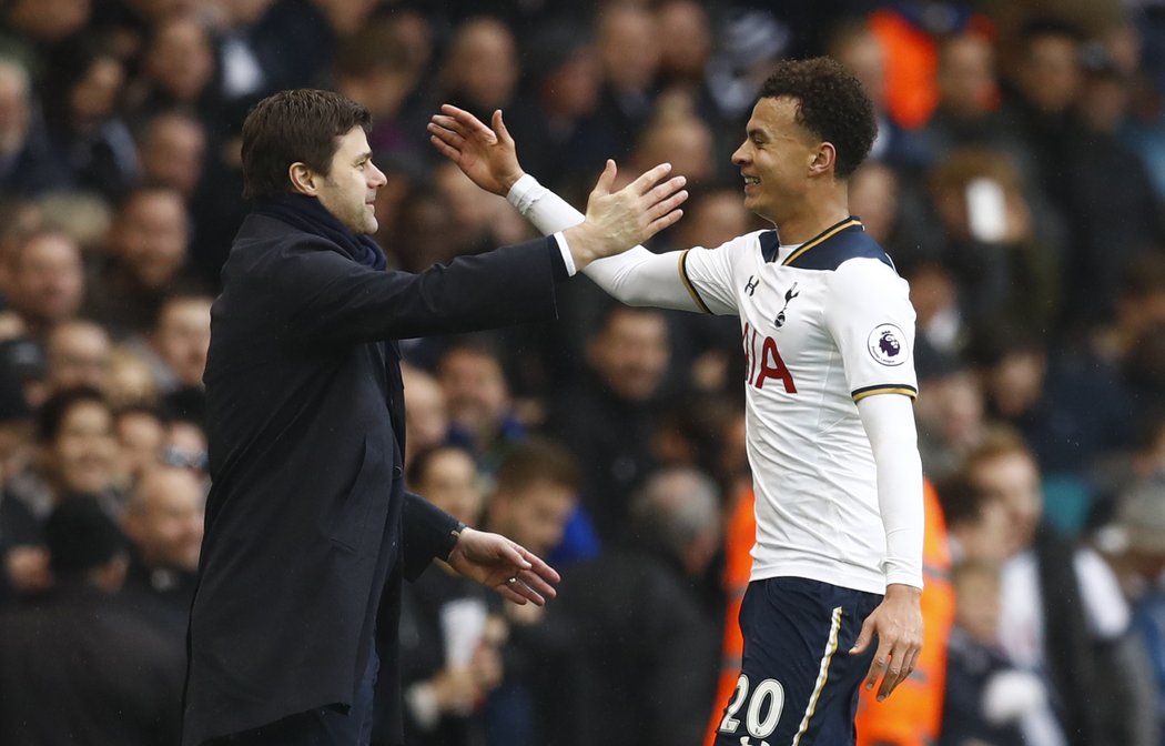 Trenér Tottenhamu Mauricio Pochettino s talentovaným záložníkem Dele Allim