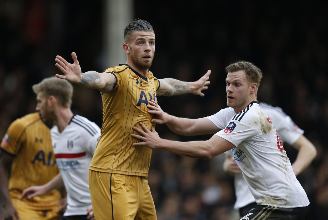 Tomáš Kalas (vpravo) v souboji s Tobym Alderweireldem z Tottenhamu