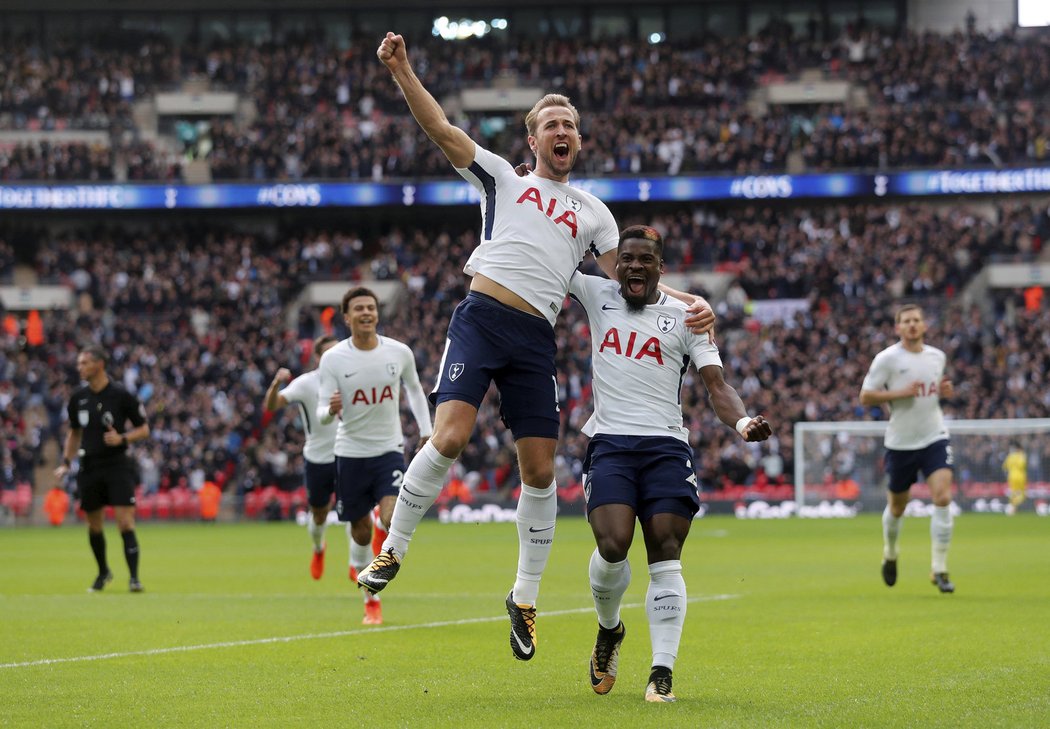 Harry Kane slaví se Sergem Aurierem svou trefu do sítě Liverpoolu