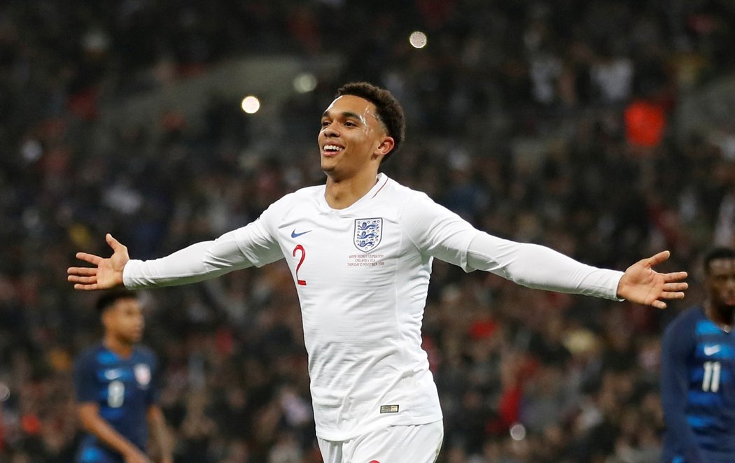 Trent Alexander-Arnold slaví druhý gól Anglie do sítě USA při přátelském utkání