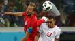 Anglický kapitán Harry Kane hlavičkuje v utkání s Tuniskem