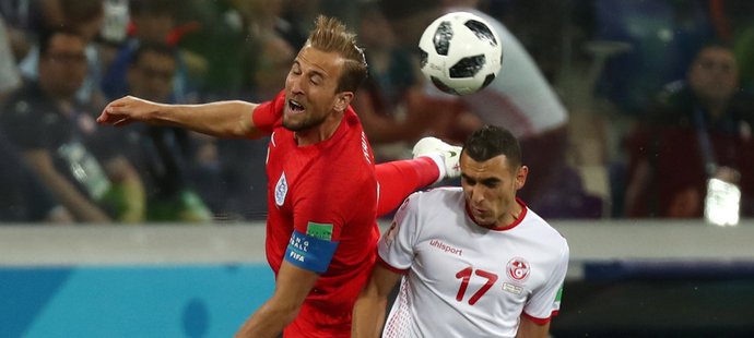 Anglický kapitán Harry Kane hlavičkuje v utkání s Tuniskem