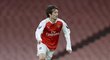 Tomáš Rosický zakládá jednu z akcí juniorky Arsenalu v zápase proti Newcastlu