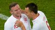 Rooney se s polu s Johnem Terrym radují z gólu do sítě Ukrajiny