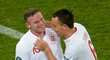 Rooney se s polu s Johnem Terrym radují z gólu do sítě Ukrajiny