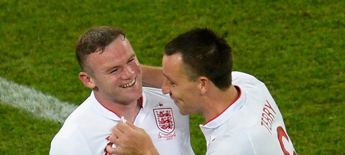 Rooney se s polu s Johnem Terrym radují z gólu do sítě Ukrajiny