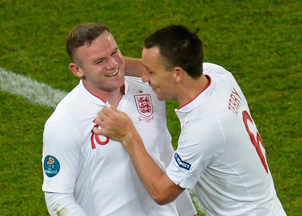 Rooney se s polu s Johnem Terrym radují z gólu do sítě Ukrajiny
