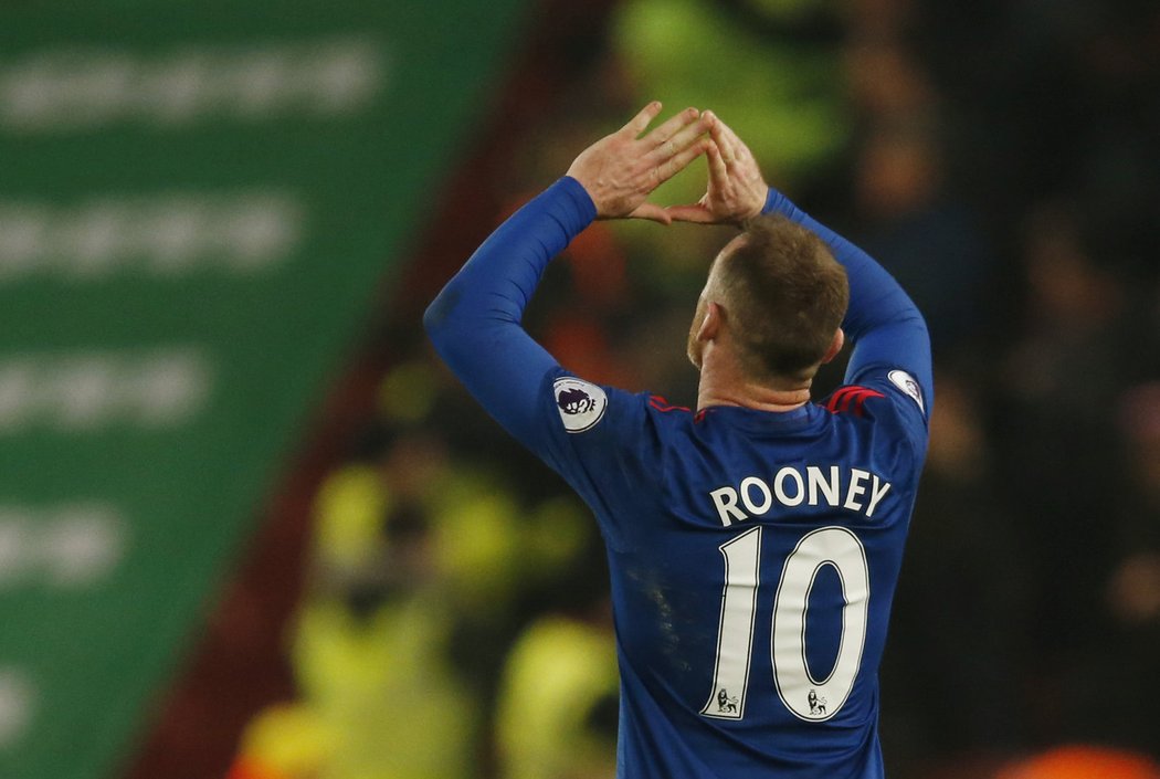 Wayne Rooney děkuje fanouškům Manchesteru United poté, co se stal historicky nejlepším střelcem klubu