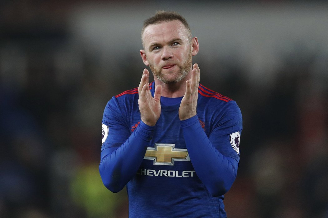 Wayne Rooney děkuje fanouškům Manchesteru United za podporu v zápase se Stoke