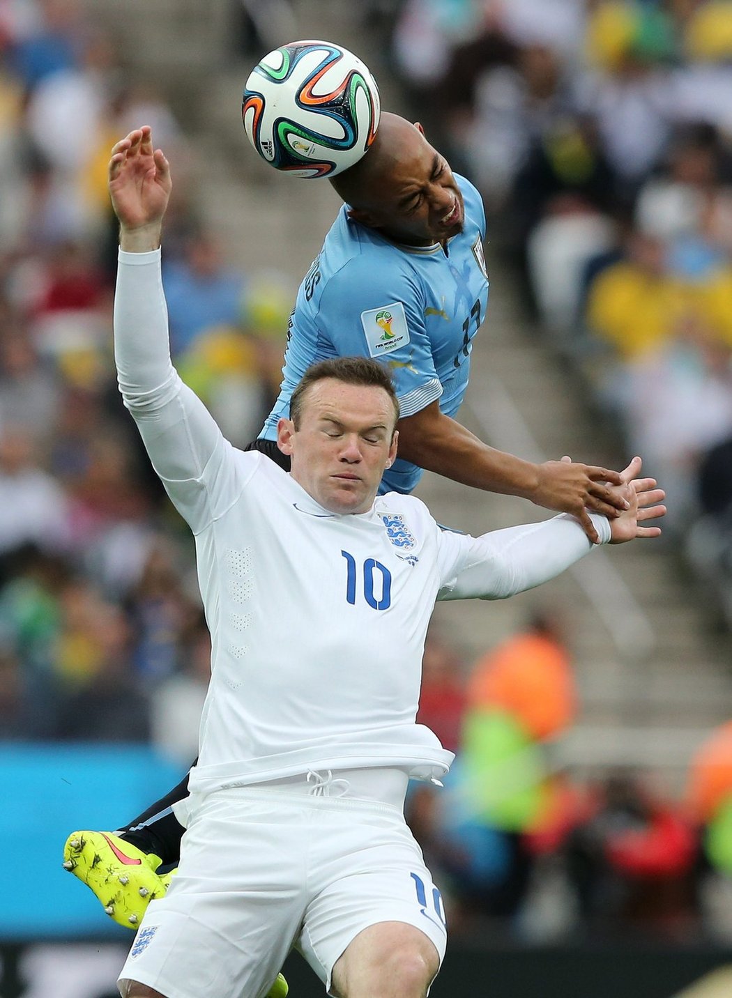 Arevalo dokázal vyskočit výš a odhlavičkovat míč dříve než Rooney