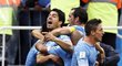 Fotbalisté Uruguaye se radují ze Suarézova gólu do sítě Anglie