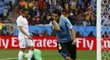 Luis Suaréz oslavuje gól proti Anglii na MS v Brazílii