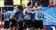 Fotbalisté Uruguaye se radují z gólu do sítě Anglie