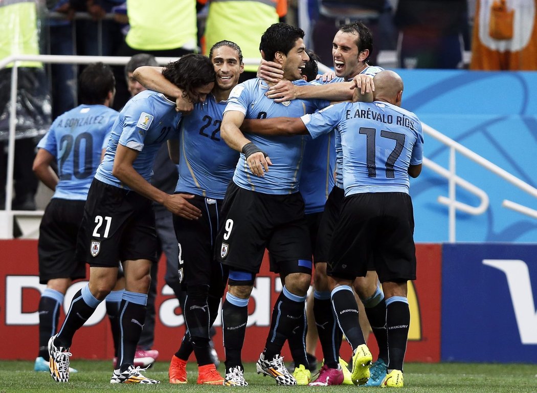 Fotbalisté Uruguaye se radují z gólu do sítě Anglie